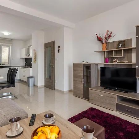 Daire 2 Bedroom Beach Front Apartment In Crikvenica