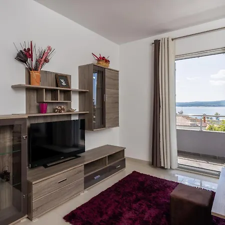 2 Bedroom Beach Front Apartment In Crikvenica Daire *